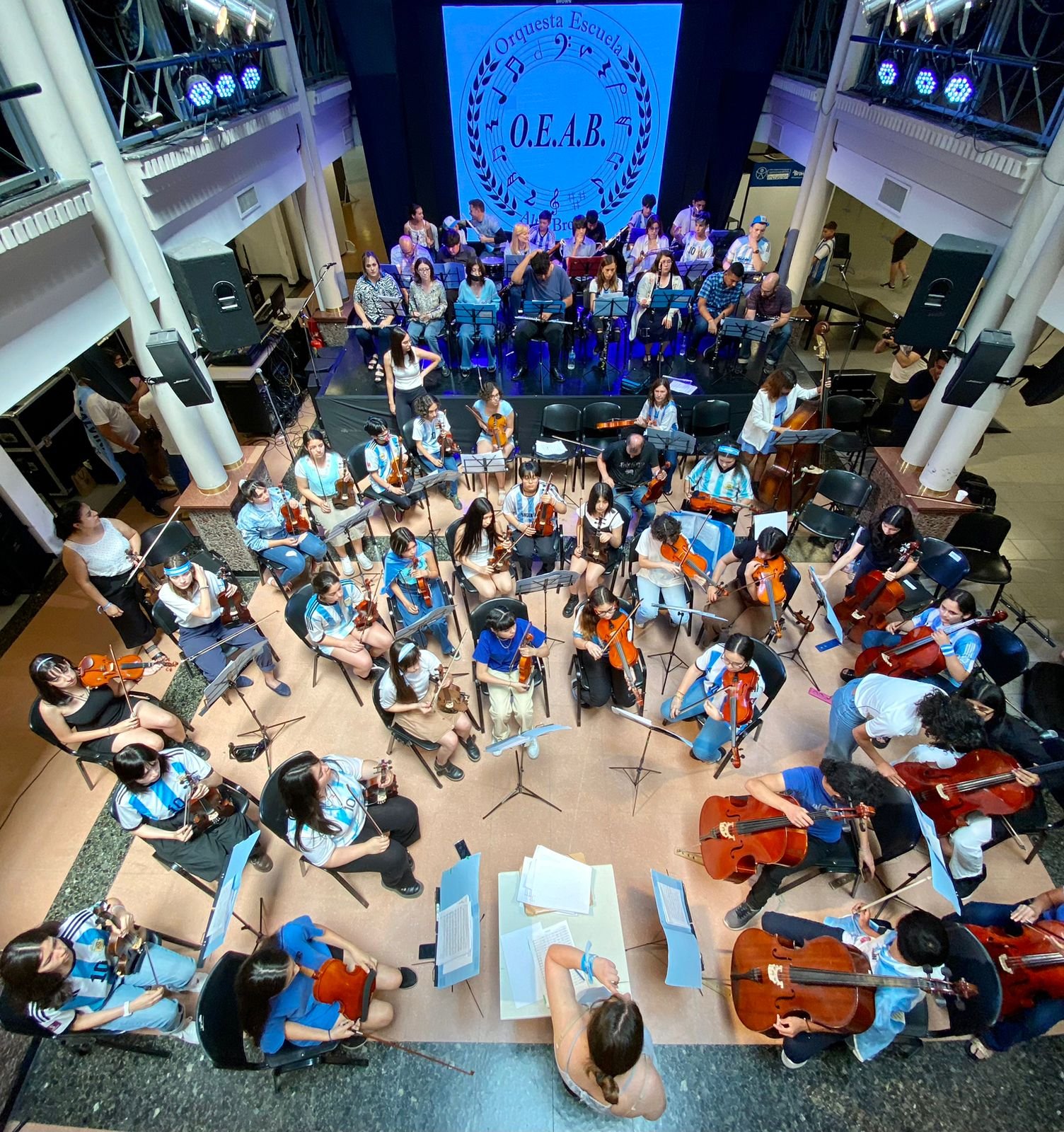 La Orquesta Escuela de Brown cerró el año interpretando «¡Muchachos, ahora nos volvimos a ilusionar!»