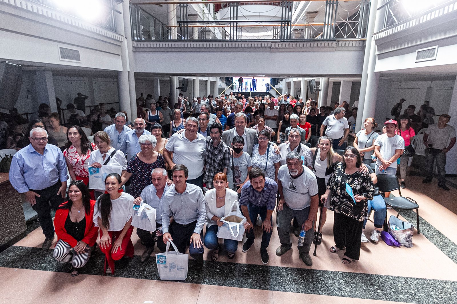 Entregaron pases libres para el transporte a vecinos de Brown y la Región