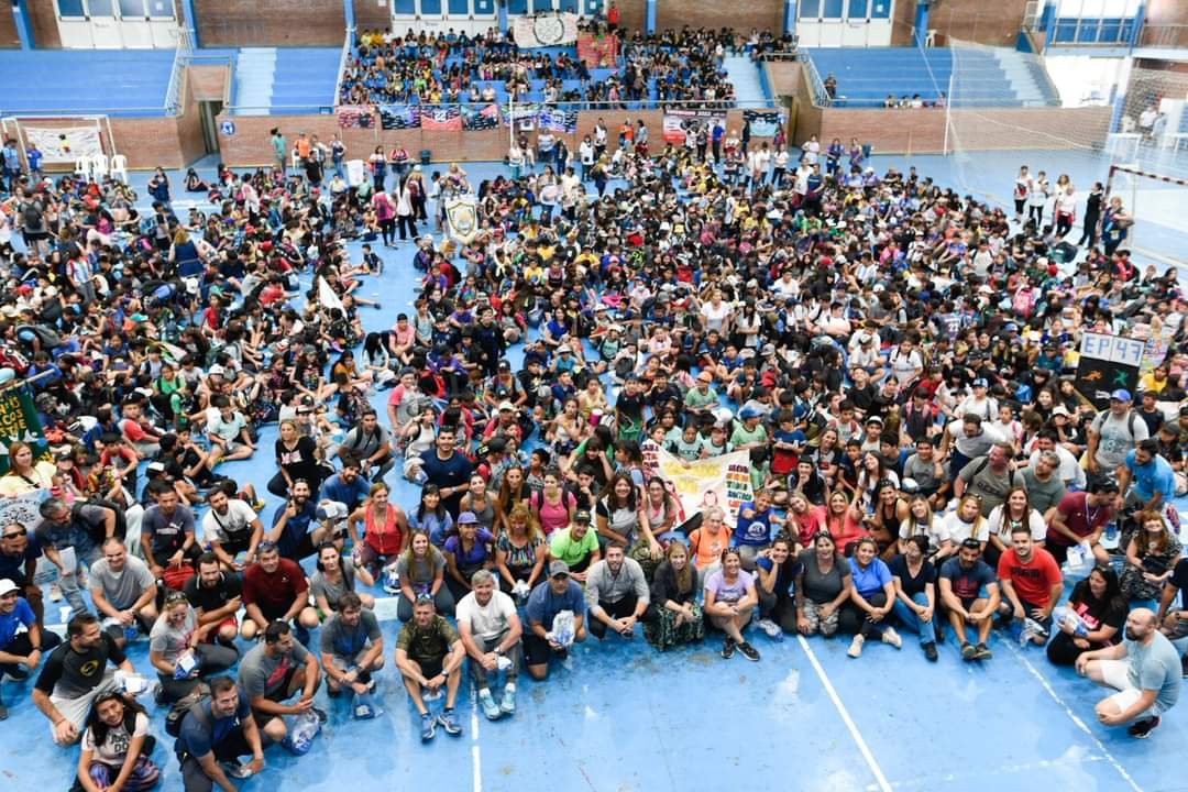 Más de 4500 estudiantes de Brown participaron del triatlón 2022 en el Polideportivo Municipal