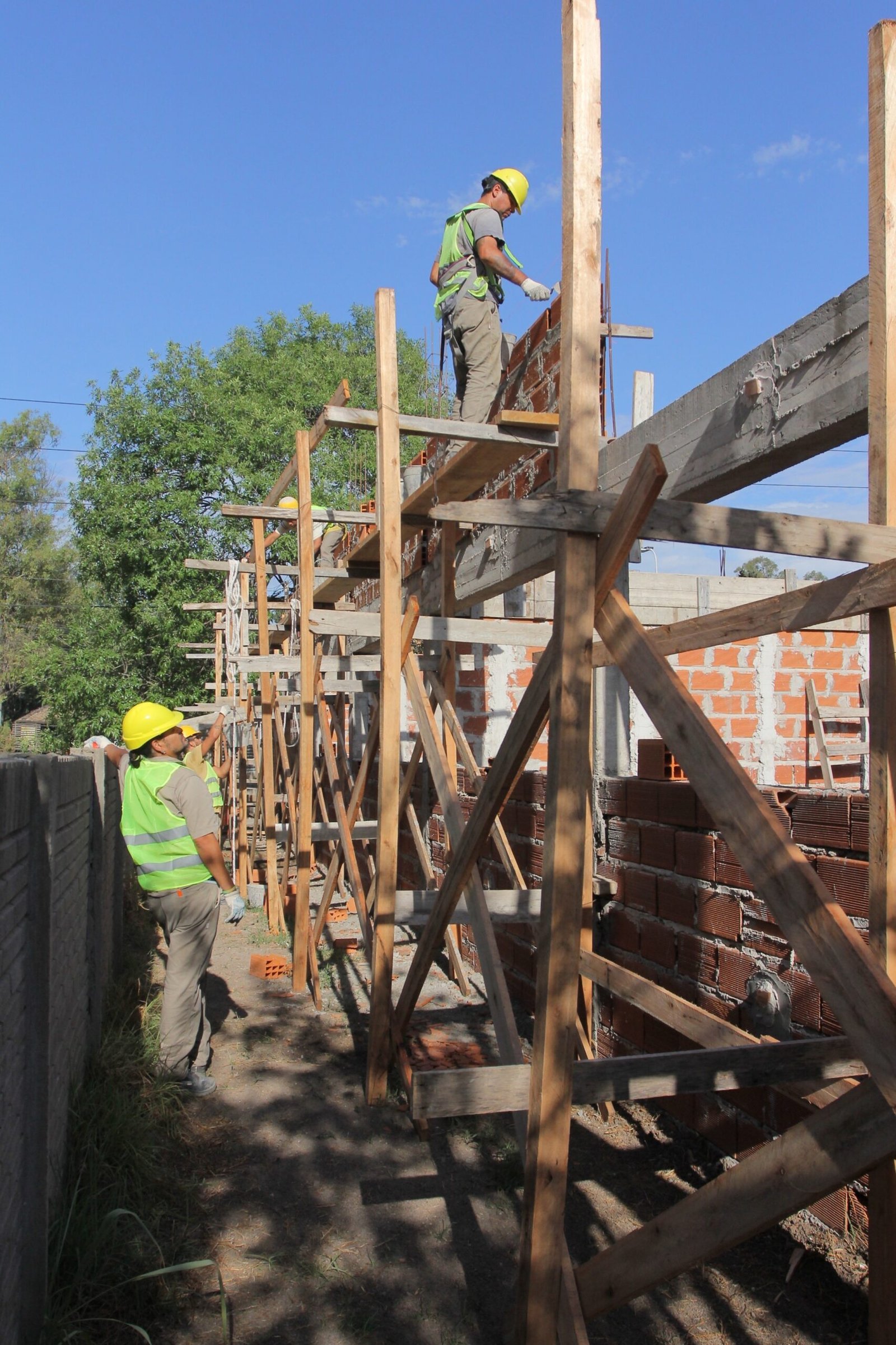 Fernando Gray recorrió la obra del nuevo edificio de la Escuela Secundaria N°26