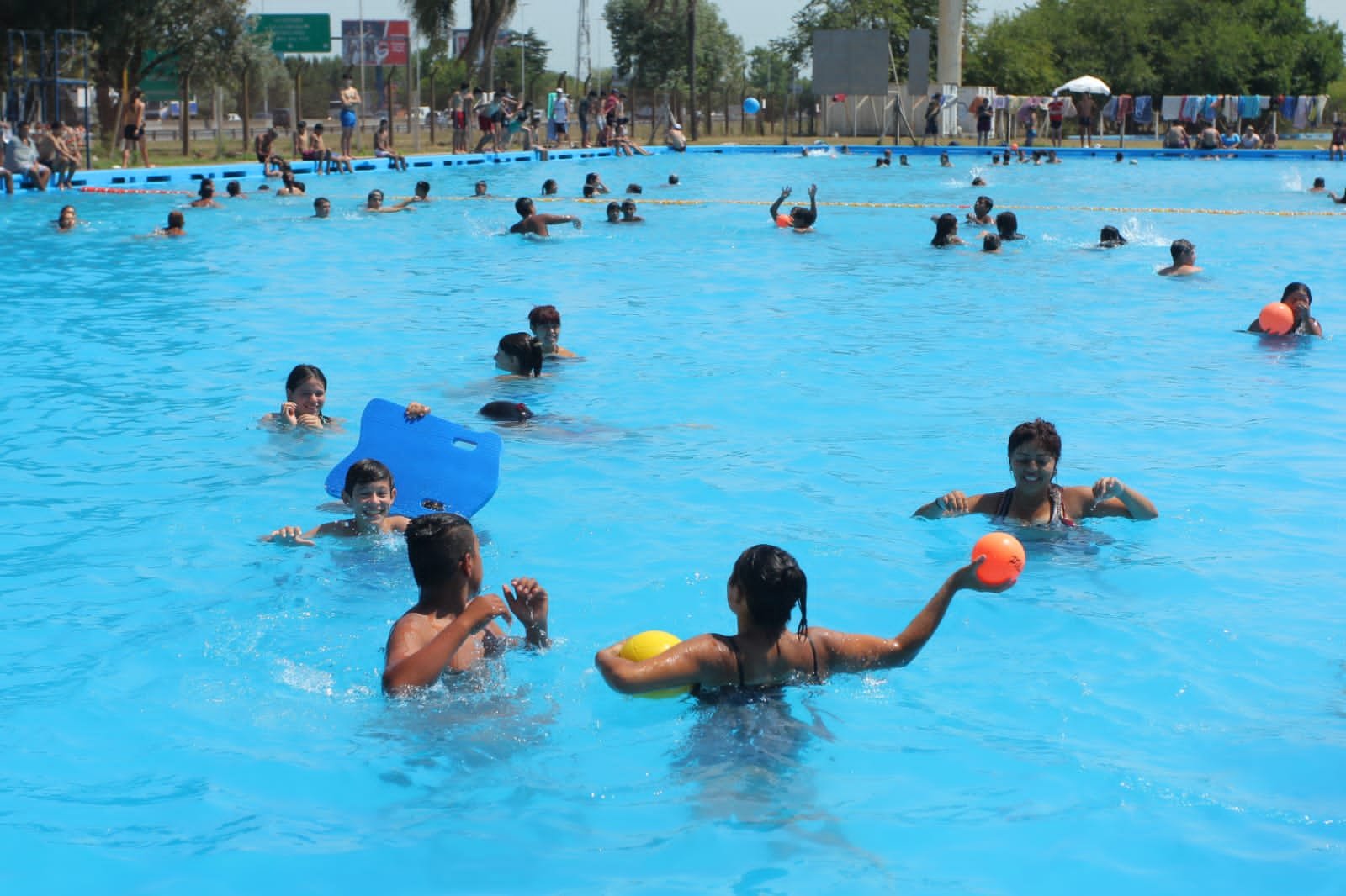 Chicas y chicos del programa Envión disfrutaron de la colonia en el predio del CeNaDe
