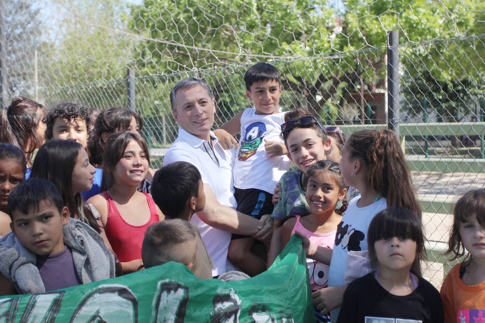 Fernando Gray entregó kits a chicas, chicos y adultas y adultos mayores que disfrutan las colonias de verano
