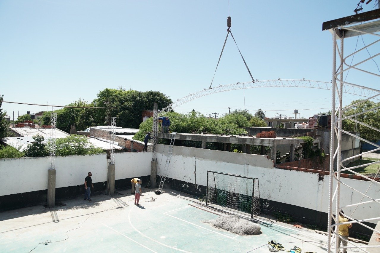 Avanza la construcción de un techo parabólico en el club Las Colinas de Monte Grande Sur