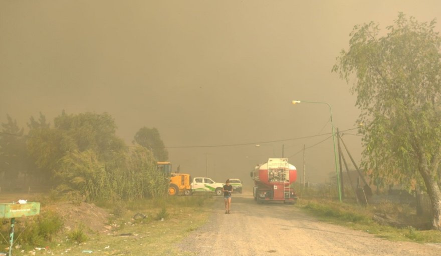 Reserva de Punta Lara: desde ayer, bomberos combaten un feroz incendio