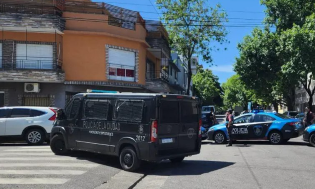 Parque Chas: la policía entró a una fábrica tras una toma de rehenes pero los ladrones lograron huir