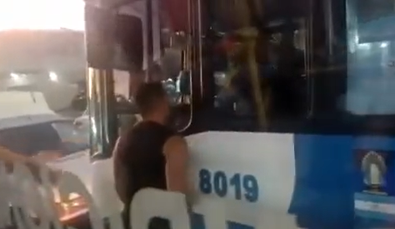 Lomas de Zamora: suspenden el permiso de manejar a un violento que golpeó en patota al chofer de la Línea 405