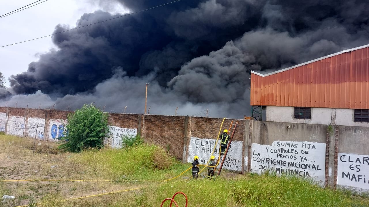 Florencio Varela: bomberos combaten un incendio en un depósito de colectivos y una papelera