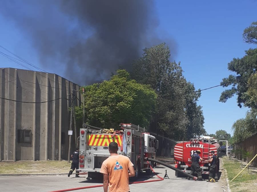 Sin víctimas, pero con daños materiales: Bomberos combatieron incendio en fábrica de Lanús