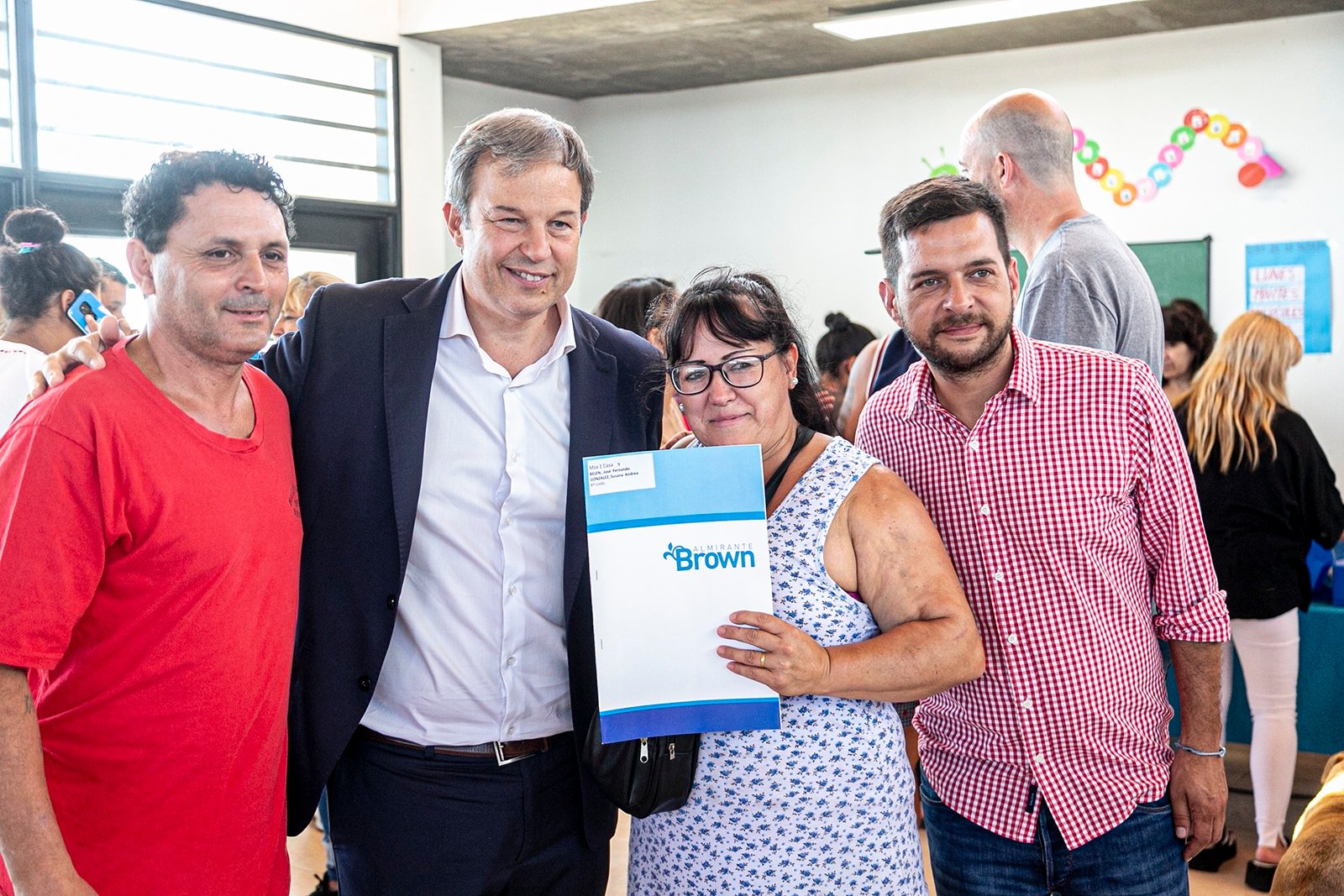 Cascallares y Fabiani junto a familias de «Barrio Lindo» quienes avanzan con los trámites de escrituración