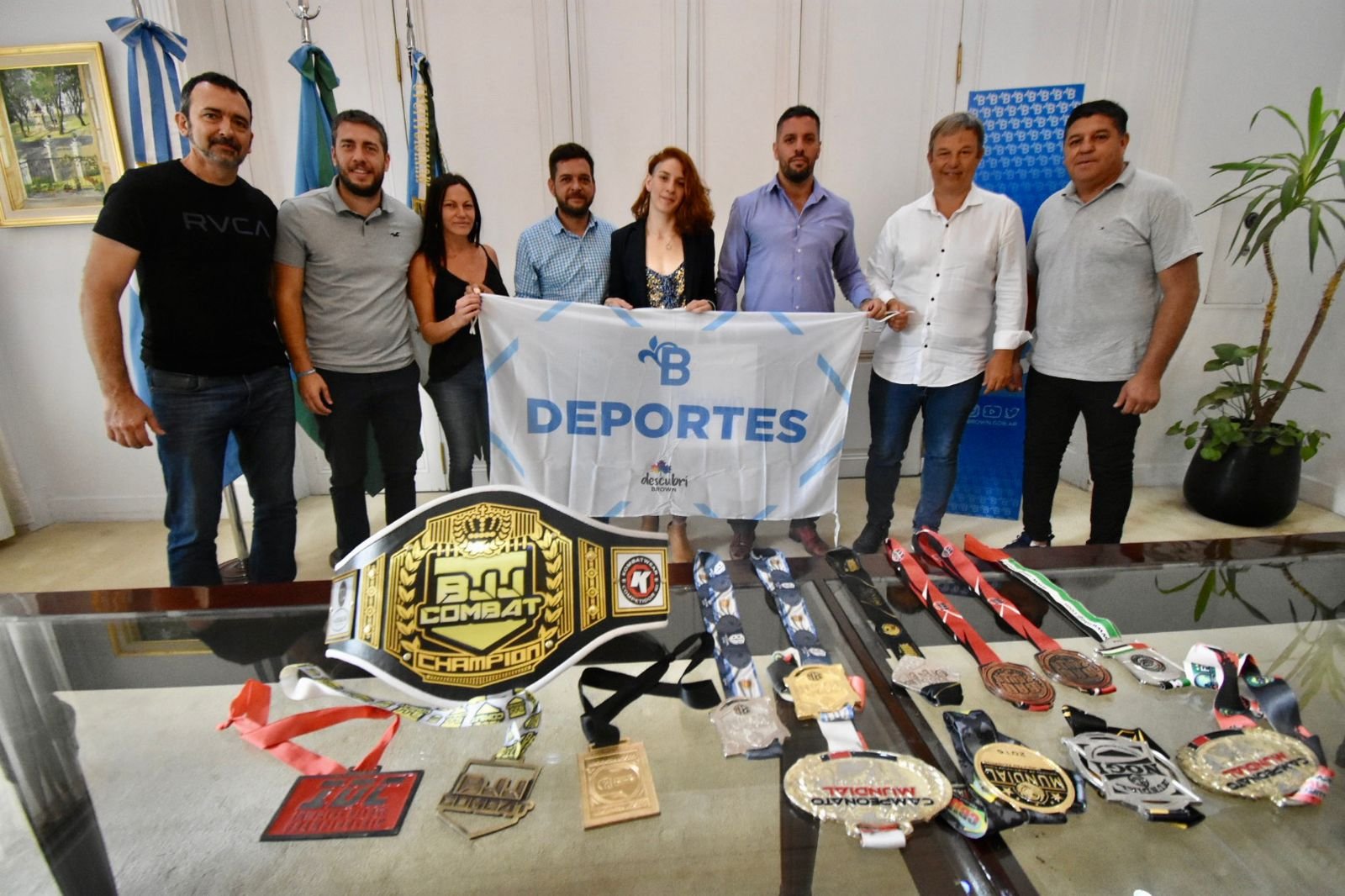 Cascallares y Fabiani junto a los campeones brownianos de artes marciales