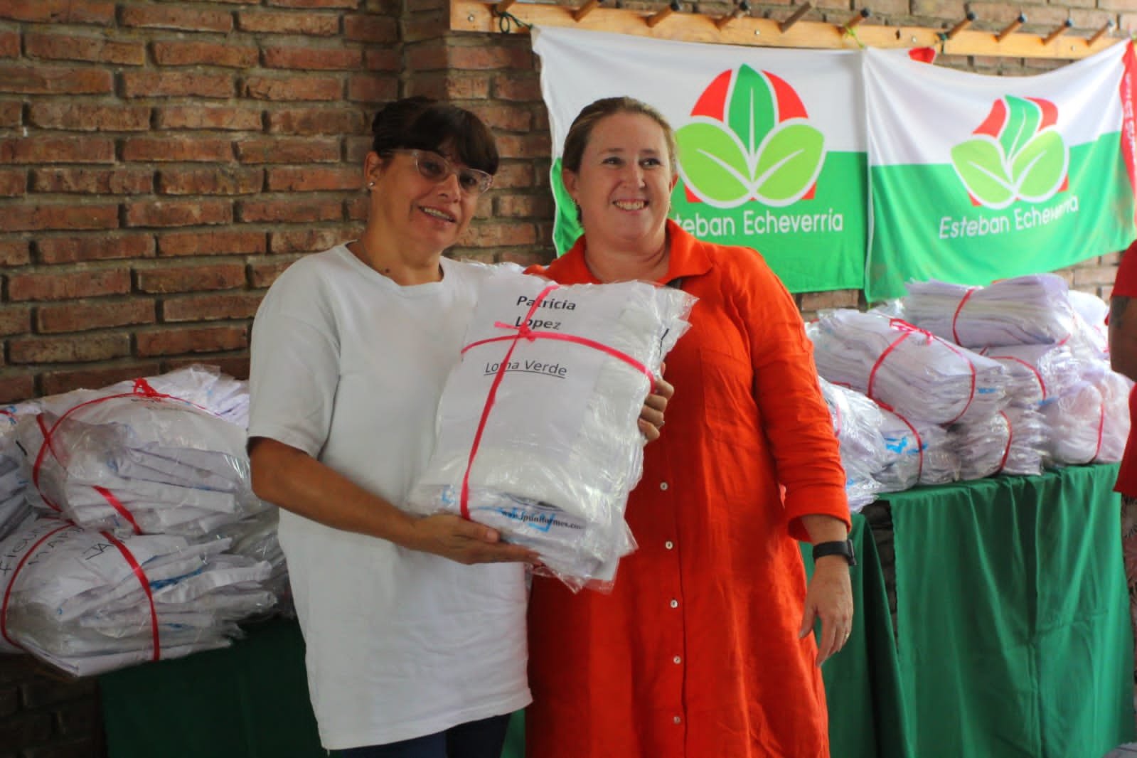 El Municipio de Echeverría entregó guardapolvos para más de 2.200 niñas y niños de Canning y El Jagüel