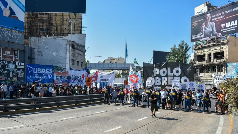 Puente La Noria, Puente Pueyrredón, el Buenos Aires – La Plata entre otros: en diversas protestas, Unidad Piquetera bloquea accesos