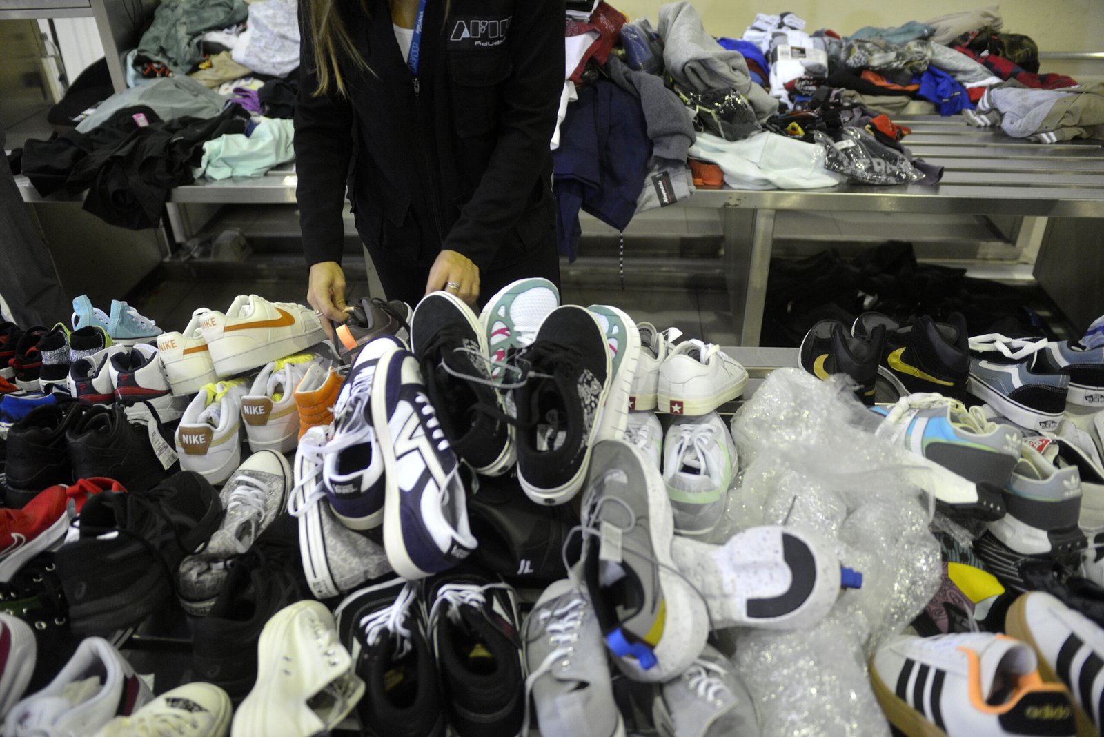 Ezeiza: Aduana incautó 100 pares de zapatillas a un viajero que quiso ingresar por la vía del equipaje