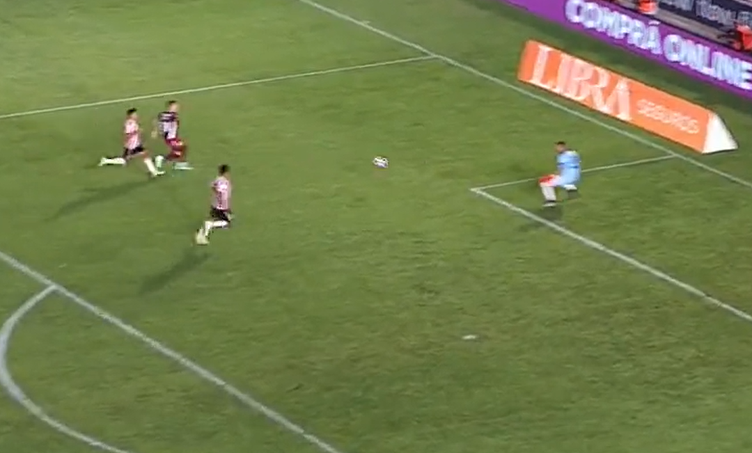 Lanús se llevó un triunfo de La Plata y es puntero del torneo