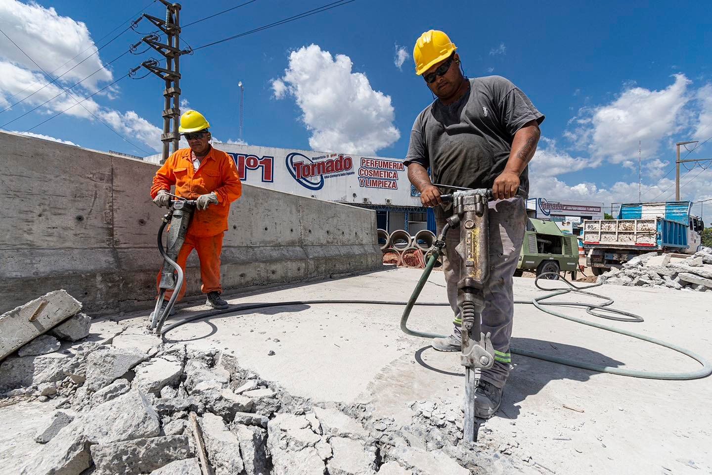 Viaducto de Ruta 4 y Rotonda Los Pinos: amplían el acceso y avanzan con trabajos de pavimentación