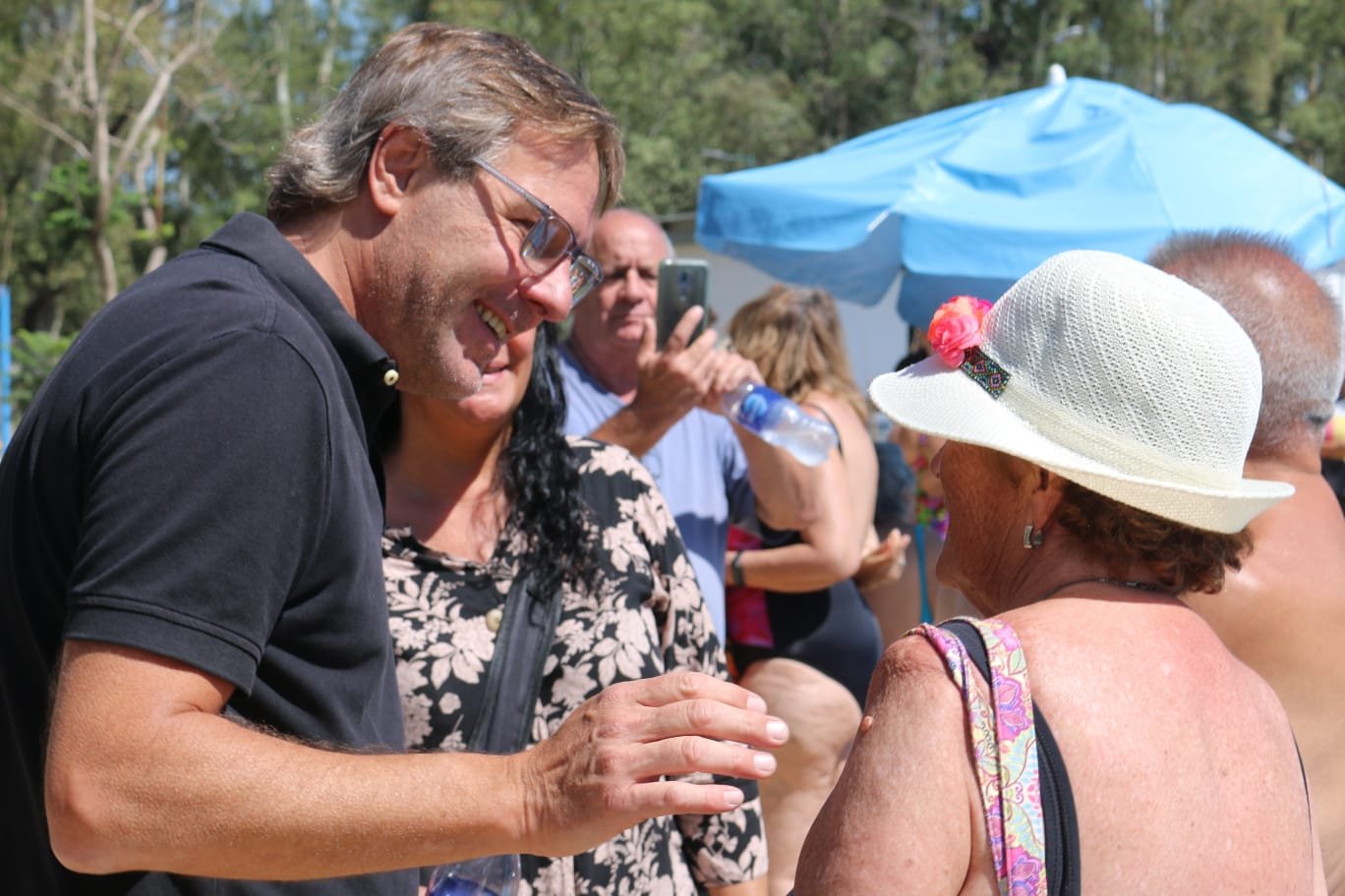 Diego Cordera junto a funcionarios y legisladores visitó a abuelos en el Parque Municipal Villa Albertina