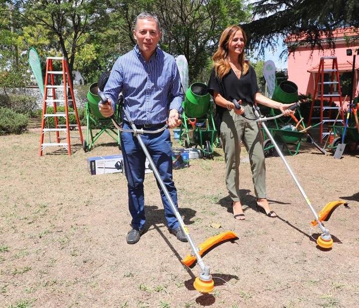 Fernando Gray y Victoria Tolosa Paz entregaron maquinarias, herramientas e insumos a emprendedoras y emprendedores de Echeverría