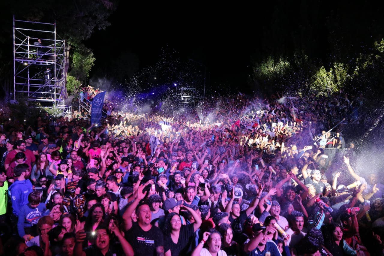 En Longchamps, una multitud le dio brillo y color al carnaval de Almirante Brown