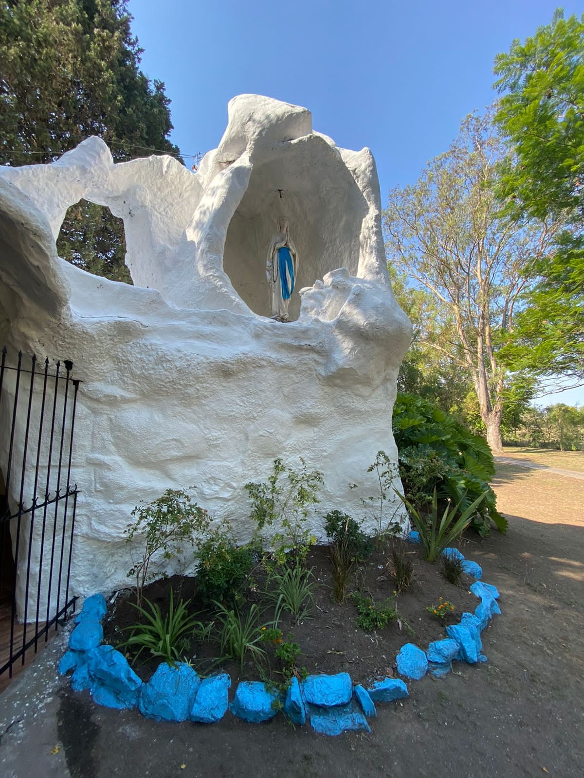 En el aniversario de la Virgen de Lourdes, el Municipio de Brown presentó la puesta en valor de la Gruta del Cottolengo Don Orione