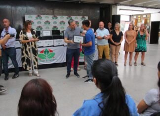 Fernando Gray entregó 300 notebooks a estudiantes de 6° año de escuelas secundarias del distrito