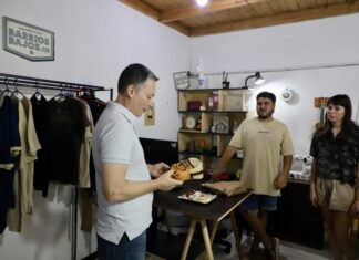 Fernando Gray recorrió un emprendimiento textil de jóvenes