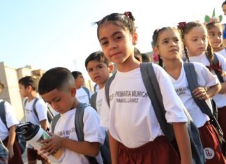 Grindetti y Kravetz dieron inicio al ciclo lectivo 2023 de la Escuela Bilingüe Municipal