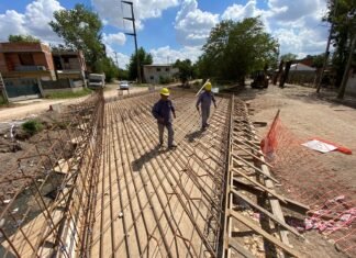 Construyen dos puentes vehiculares, pavimento y veredas en las márgenes del Arroyo del Rey