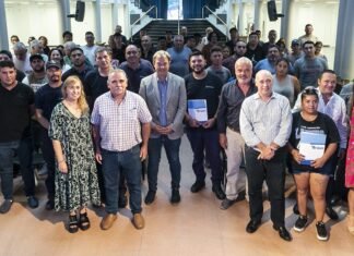 Entrega de diplomas a egresaros brownianos de la educación Técnico Profesional