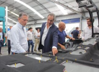 Fernando Gray y Daniel Scioli recorrieron una empresa de autopartes en Esteban Echeverría