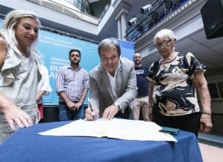 Cascallares y Fabiani acompañaron en la firma de su escritura a familias de Calzada, Don Orione, Glew, Longchamps, Malvinas y San José