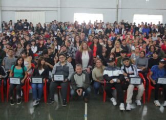 Intendente Gray entregó notebooks a estudiantes de 6° año de escuelas secundarias echeverrianas