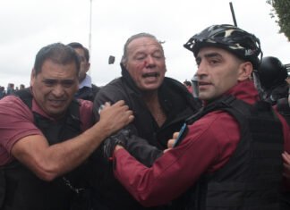 La Policía de la Ciudad rescató a Berni en medio de las agresiones