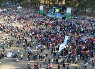 Fernando Gray entregó camisetas de fútbol y kits deportivos a 52 clubes locales