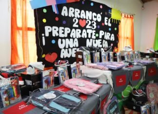 Entrega de pintorcitos y zapatillas a alumnas y alumnos de 9 de Abril