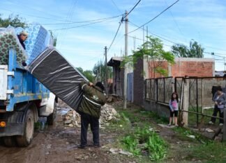 Por las lluvias intensas, el Municipio asiste a familias de Echeverría