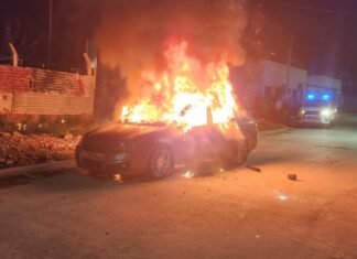 En Lomas de Zamora: hallan incendiado el auto que usaron los hombres que mataron a un policía en Ruta 4 y Olimpo