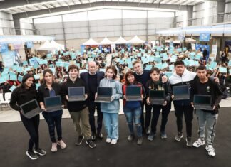 Insaurralde y Achaval entregaron netbooks del Conectar Igualdad Bonaerense en Pilar