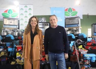 Fernando Gray y Victoria Tolosa Paz entregaron maquinarias e insumos a emprendedoras y emprendedores de Esteban Echeverría