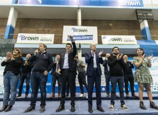 Wado de Pedro, Insaurralde, Cascallares y Fabiani entregaron netbooks a estudiantes browniano