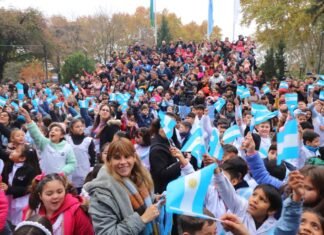 Fernando gray tomó la promesa a la bandera a 3 mil estudiantes de 4° año de primarias de Echeverría