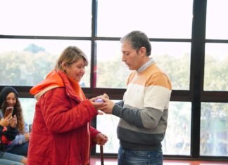 Fernando Gray entregó anteojos recetados a vecinas y vecinos con dificultades en la visión