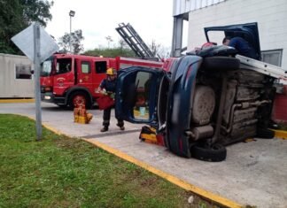Casi una tragedia: fue a hacer la prueba de manejo en Lanús y terminó chocando y volcando