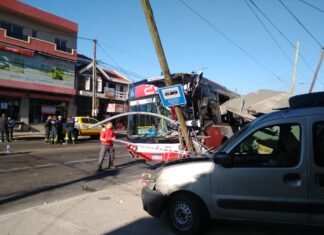 Lanús: fuerte choque entre colectivo y camioneta dejó nueve heridos