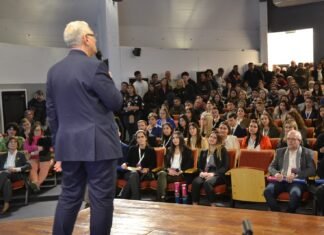 Ciencias Económicas reconoció a sus graduados y estudiantes con mejores promedios