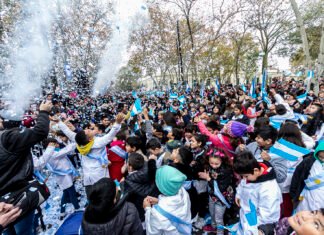 Con desfile patrio incluido, miles de alumnos y alumnas realizaron la promesa a la Bandera en Burzaco