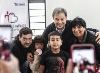 El Municipio de Brown y «Causa Común» entregaron bibliotecas a familias de Barrio Lindo