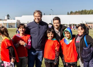 Cascallares y Fabiani junto a jóvenes que participaron en los juegos Escolares Bonaerenses