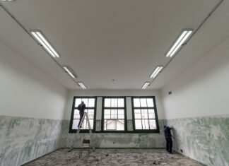 Colegio Nacional de Adrogué: en vacaciones de invierno pintan y refaccionan aulas y parte del edificio