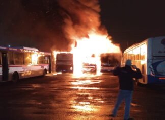 En la terminal de colectivos 338 de La Tablada: explotaron generadores y se incendiaron 14 unidades de «La Costera»