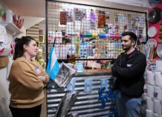 Lanús: Agustín Balladares recorrió centros comerciales y charló con vecinos y vecinas